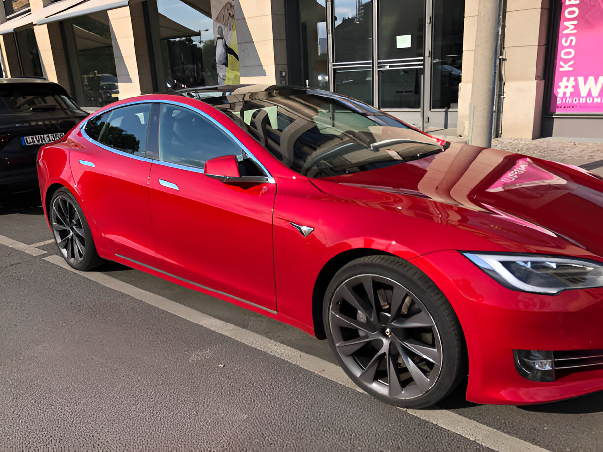 Tesla Model S 